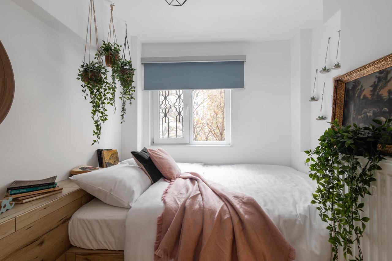 Eclectic 3 Bedroom Calea Victoriei By Urbanesq Bukarest Kültér fotó
