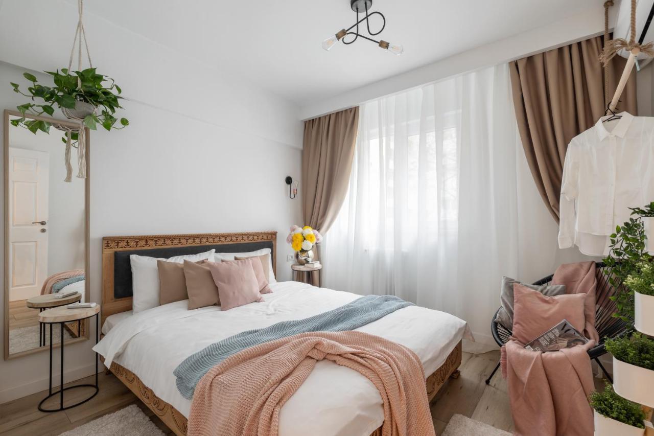 Eclectic 3 Bedroom Calea Victoriei By Urbanesq Bukarest Kültér fotó